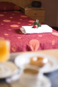 阿尔沃洛特拉斯特拉萨斯酒店的床上一张桌子,上面放着一盘食物
