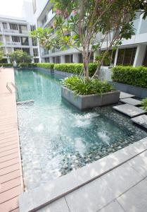 Dorsett Singapore内部或周边的泳池