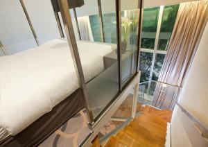 新加坡Dorsett Singapore的一间设有床铺和玻璃墙的房间