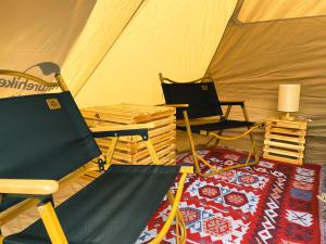 同文Hagiang-holic的一个带两把椅子和地毯的帐篷