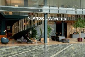 兰德维特Scandic Landvetter的大楼的大堂,带滑梯