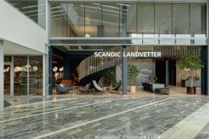 兰德维特Scandic Landvetter的一座大建筑,上面有读参议院木匠的标志
