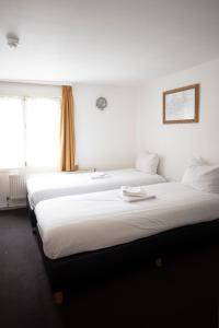 阿姆斯特丹国际酒店的两张睡床彼此相邻,位于一个房间里