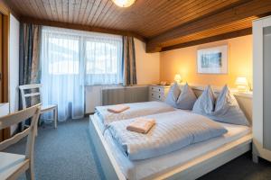 纽科琴格罗斯夫Pension Mühlhof的一间卧室配有一张大床和两条毛巾