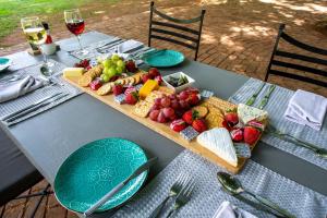 马加利斯堡Whispering Pines Country Estate的一张桌子上放着水果和奶酪盘