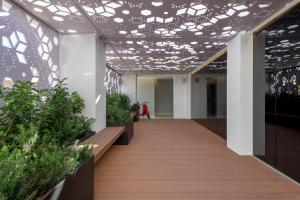 罗德镇Essence Suites Downtown Suites - Adults Only的走廊上种植了植物,天花板上灯火通明