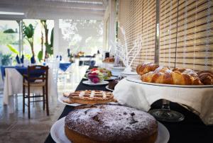 赞布隆内Park Oasi Resort的一张桌子,上面摆放着各种糕点和蛋糕