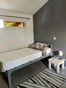 斯基灵角Oasis club的一间小卧室,配有一张床和一张桌子