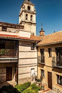 阿尔卡拉德荷那利斯La Casona del Asno的一座带塔楼和教堂的古老建筑