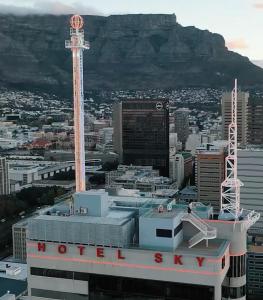开普敦HOTEL SKY Cape Town的享有以山为背景的城市美景