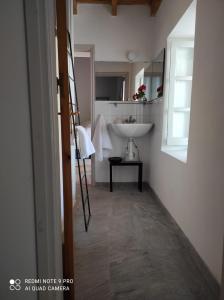 帕诺雷弗卡拉Ample Places的浴室设有水槽、镜子和白色水槽