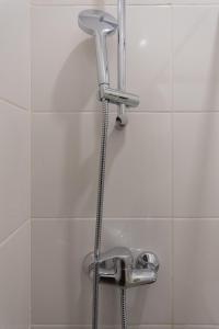 梁赞Гостиница-Хостел на Промышленной的浴室设有水龙头淋浴。