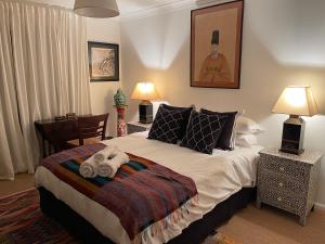 悉尼TREETOPS PENTHOUSE Rose Bay Sydney, 3 bedrooms的卧室里设有一张床,上面有一只动物