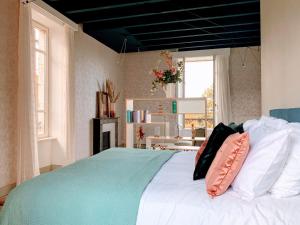 La CelleChâteau de la Combe的一间卧室配有一张大床和枕头