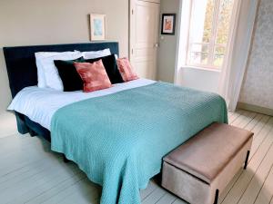 La CelleChâteau de la Combe的一间卧室配有一张带蓝色毯子的大床
