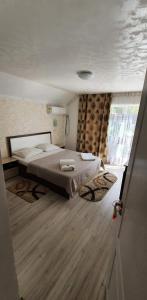 伯伊莱海尔库拉内Casa Mimi的一间卧室设有一张大床和一个窗户。