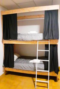 迈普OliWine hostel的宿舍间的双层床,客房内的双层床