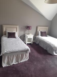 NobberSingle or Twin Room in Lovely Country Residence的一间卧室设有两张床和床头柜