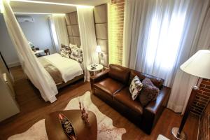 格拉玛多赛尔卡诺酒店的客厅配有沙发和1张床