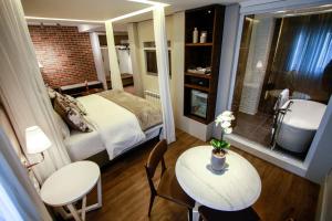 格拉玛多赛尔卡诺酒店的小房间设有床、桌子和浴室