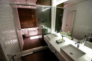 格拉玛多赛尔卡诺酒店的一间带水槽和镜子的浴室