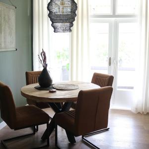 KamperveenAppartement 'Wij en de Zande'的一间带木桌和椅子的用餐室