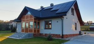 FrysztakPod Herbami的屋顶上设有太阳能电池板的房子