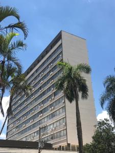 阿拉拉夸拉莫拉达杜索尔格兰酒店的一座棕榈树环绕的大建筑