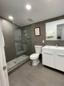 迈阿密Casa Wynwood 4BR 2BTH的浴室配有卫生间、淋浴和盥洗盆。