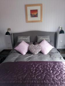 SwanlinbarThe POD Unique & Stylish Luxury Accommodation With Hot Tub的一间卧室配有带粉红色枕头的床