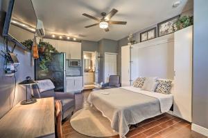 博尼塔斯普林斯Central Bonita Springs Gem on Quiet Property!的一间卧室设有一张床和一间客厅。