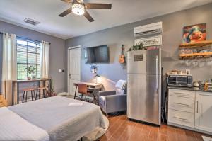 博尼塔斯普林斯Central Bonita Springs Gem on Quiet Property!的客房设有厨房和冰箱。