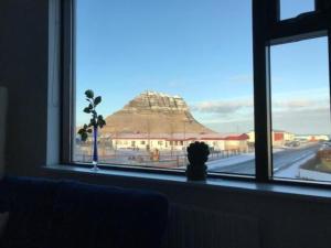 格仑达积图Kirkjufell central apartment的从建筑物欣赏到沙漠景色的窗户