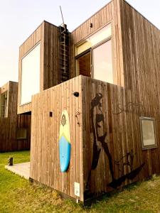 SvencelėSvenceles Namai的一面画着冲浪板的房子