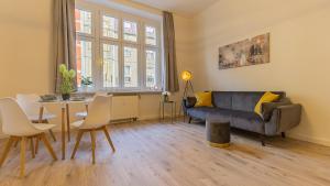 科特布斯CityApartment - 53 m², 2 Zimmer, zentral, Netflix, Küche, Waschmaschine的客厅配有沙发和桌子