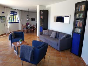 埃尔米瓜Casa Luz的客厅配有沙发、椅子和桌子