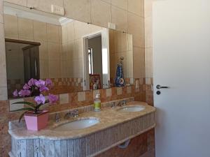 伊瓜苏鲍萨达奥奎迪斯弗兹酒店的一间带两个盥洗盆和大镜子的浴室
