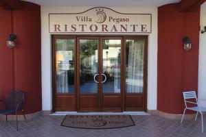 San Pietro Infine维拉毕加索酒店的餐厅前门,上面有标志