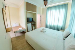 亚喀巴红海潜水中心酒店的卧室配有一张白色大床和一把椅子