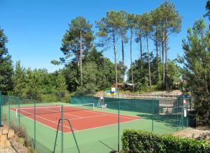 波讷地区圣朱利安Village Océlandes的网球场,上面有网