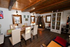 Biškupec ZelinskiRural Holiday House Tinna的厨房以及带桌椅的用餐室。