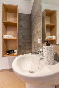 怀普外埔湾营地酒店的浴室设有白色水槽和镜子
