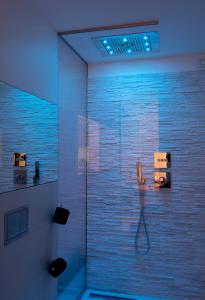 米兰多莫公寓酒店的浴室设有蓝色灯光淋浴。