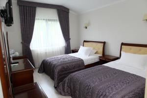 文尼察普莱玛维拉旅馆的酒店客房设有两张床和窗户。