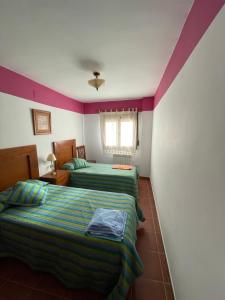 Apartamentos El Pajar Alcala de la Selva客房内的一张或多张床位