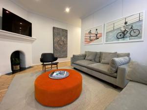悉尼The Mitchell Bondi Garden 4的客厅配有沙发和桌子