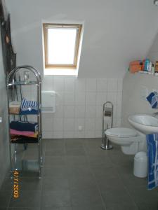 于克里茨Fewo Ückeritz的一间带卫生间和水槽的浴室