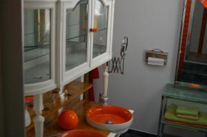 巴黎拉美苏鲁吉酒店的一间带红色卫生间和水槽的浴室