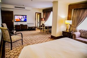 拉合尔Saffron D'or Hotels的酒店客房设有床和客厅。