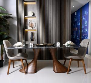 迪拜Smart Living Villa的一间带桌椅的用餐室